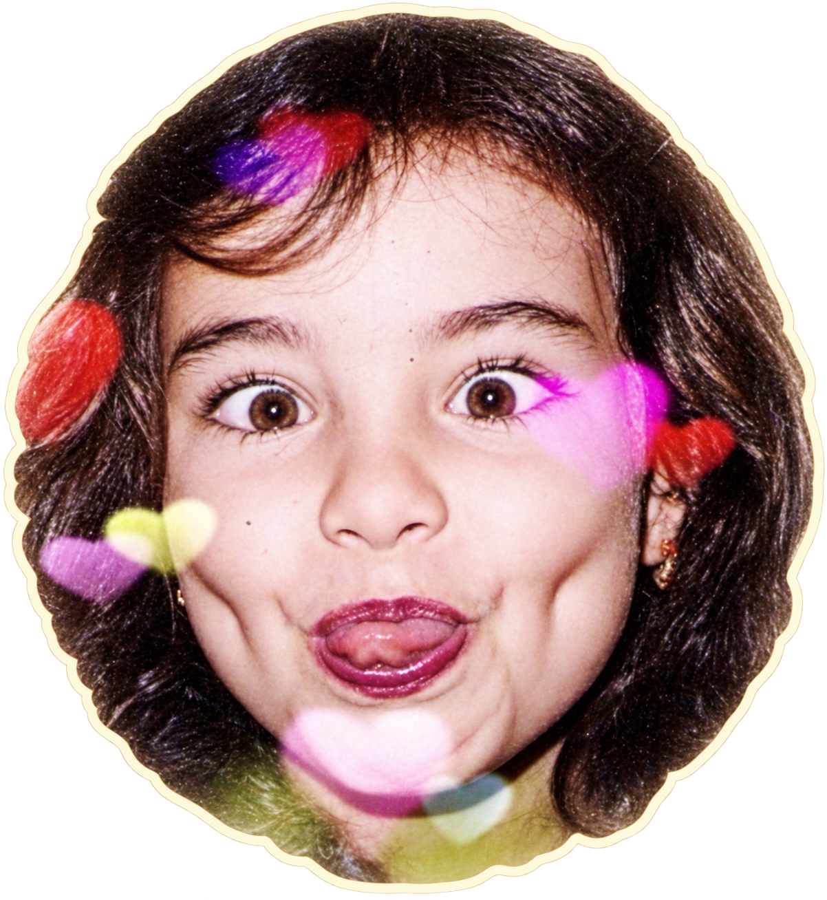 Sticker da fotografia de Clara em criança, fazendo uma careta